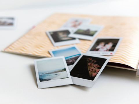 Losse foto's naast een opengeslagen album